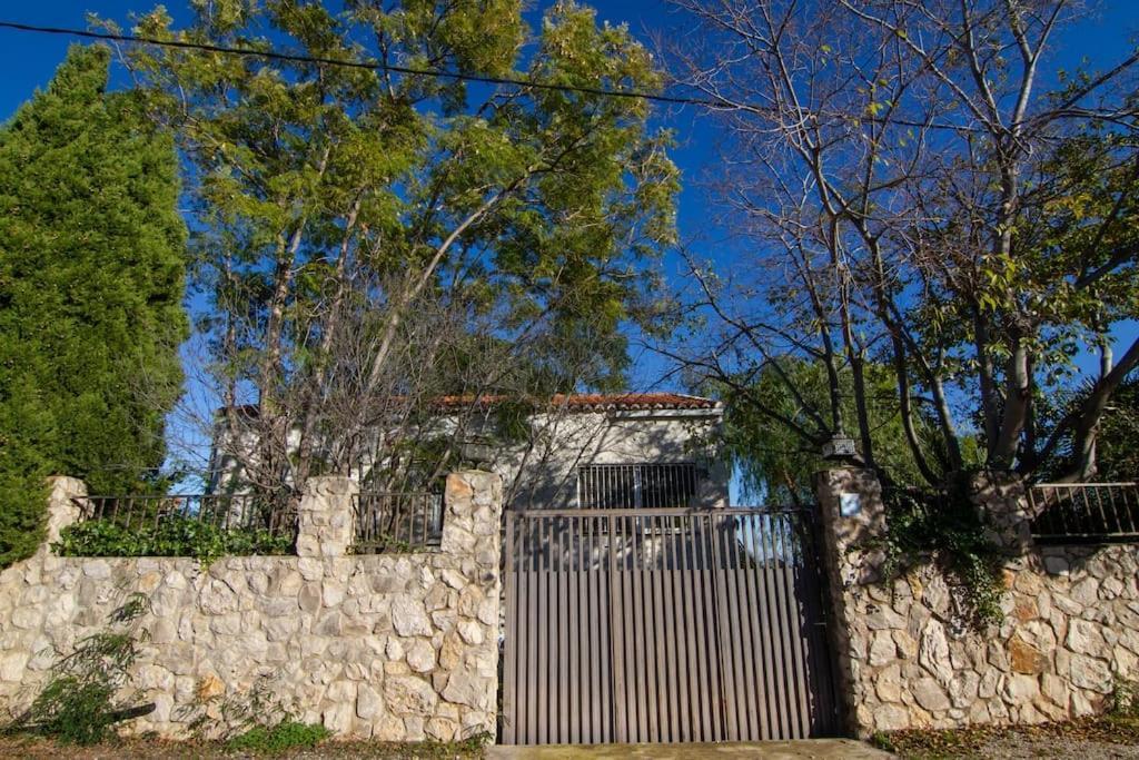 Charming House With Private Tennis Court And Pool Villa