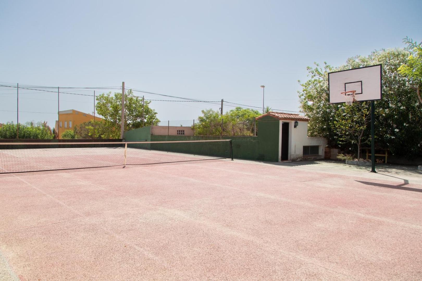 Charming House With Private Tennis Court And Pool