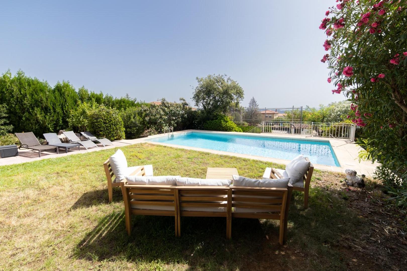 Charming House With Private Tennis Court And Pool Villa *